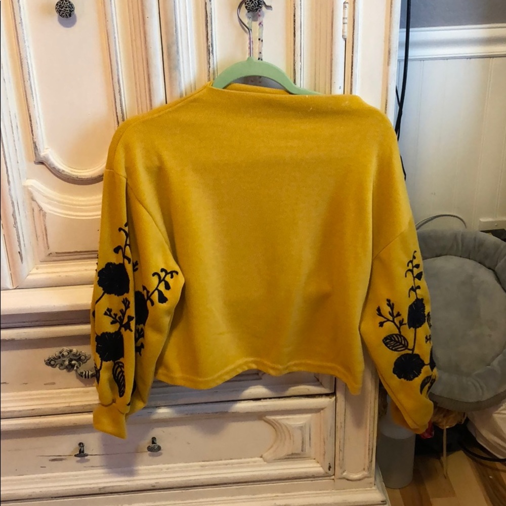 Cropped Yellow sweater